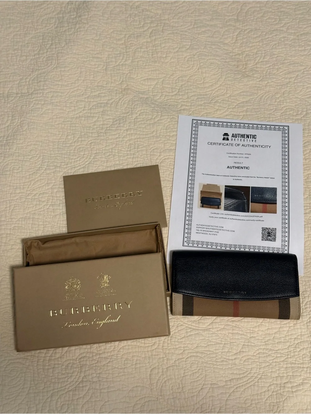 Burberry iconic Leather & Beige Check Wallet! Full inclusion with COA!!